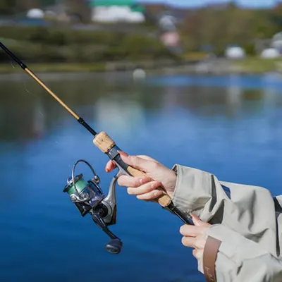 ベリーズ迦葉山のフィッシングポイントで釣りを楽しむ人の手元