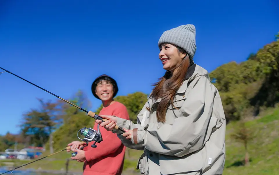 釣りを楽しむ女性と男性