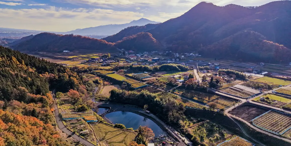 フィッシングポイント ベリーズ迦葉山の雄大な自然を上空から撮影した写真