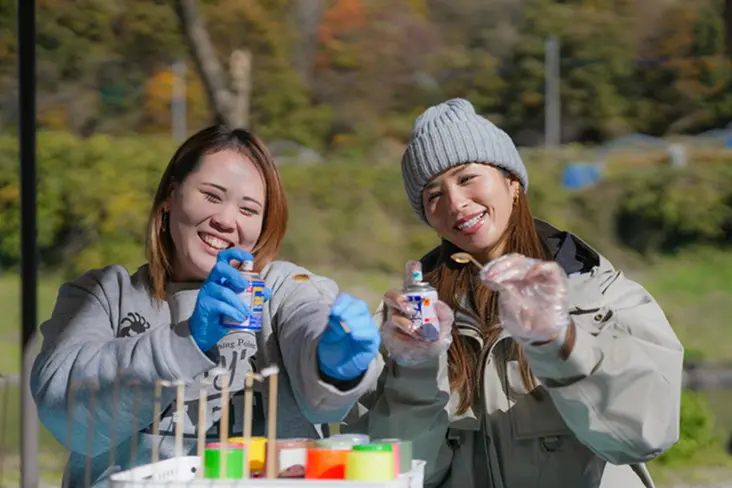 ルアー塗装体験を楽しむ２人の女性