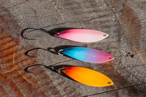 きれいに塗装されたカラフルなルアー