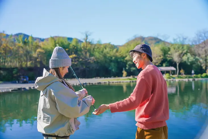 釣りのレクチャーを受ける女性