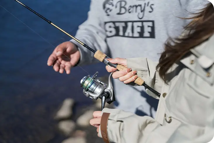釣りのレクチャーを受ける女性の手元