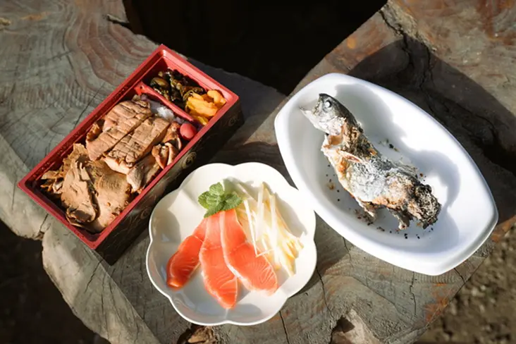 マスの塩焼き、頂鱒(イタダキマス)のスモーク、登利平の鳥めし弁当